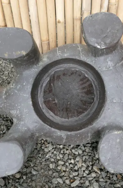 Product image 7 of the product “Turtle with a hole at the bottom, in size 62cm Length | Cast stone, handcrafted & coloured ”